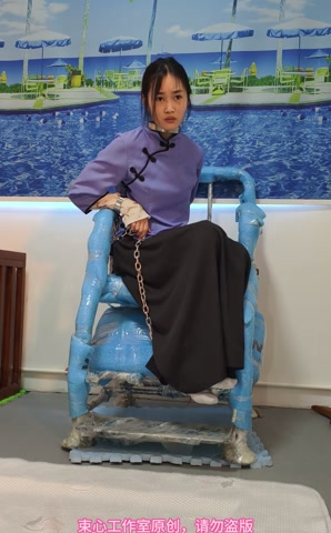 小月五四装，脖手脚连铐，喂鱼，家居简单生活剧情 第8张