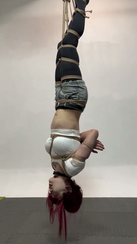 山田小姐倒吊地狱，一开始还嘻嘻哈哈做运动挣扎。放放最后情绪崩溃大哭起来 第8张