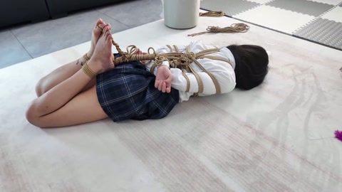 模特鱼丸jk捆绑 可爱大学生鱼丸被驷马捆绑放置，连脚趾都没放过，带上口球挣扎，无助的留下口水，换上渔... 第8张