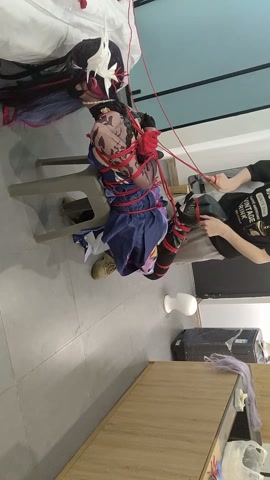 海瑟音cos捆绑，尝试只用一张凳子为支点驷马 第8张