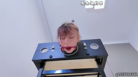 粉衣少女被高位悬挂吊缚，大口径口球堵嘴呻吟、口水直流，再被紧紧捆绑驷马TK调教 第8张
