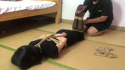 红豆黑丝女孩 绑起来罚跪 挣扎 驷马之后让她爬行做任务 第8张