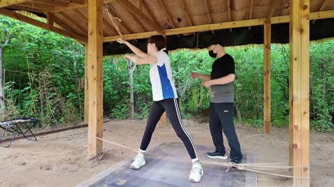贝贝TKSP第三部下小美女贝贝被带到一个房间绑到长凳子上SP，被打哭还不罢休，又被带到户外，大字捆绑... 第8张