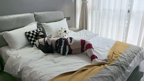 连体油光白丝JK双马尾，绳宠罐罐入体玩具放置挣扎，一边高C一边拼命挣扎，真空袋不留一丝空气，放任罐罐... 第8张