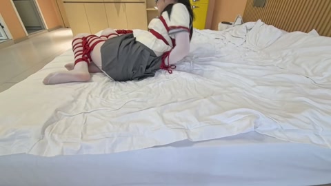 JK白丝连身袜，手动ZW不断把内入的玩具往里面顶到高潮，直臂 蟹缚内入玩具挣扎自救，绞刑，真空袋不留... 第8张