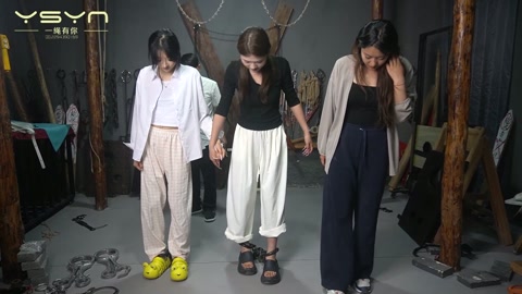 三女戏道具 三位女大学生李怡晨、怡然、小言抱团来应聘戴上各种道具捆绑后说出亲身感受 第9张
