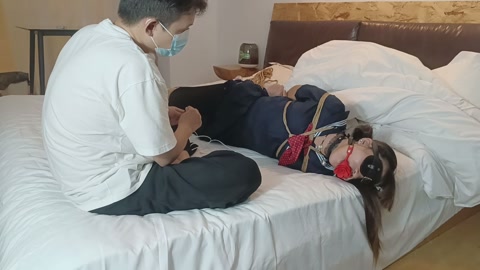 人贩王五系列（精神小妹）王五在又猫在楼道发愁没法交货，这次蹲到了一个心情相当愉快的精神小妹，于是尾随... 第9张