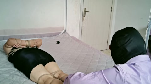 入室劫持捆绑丰满内衣女，黑胶带蒙眼封嘴五花大绑，手铐脚铐驷马紧缚挣扎 第9张