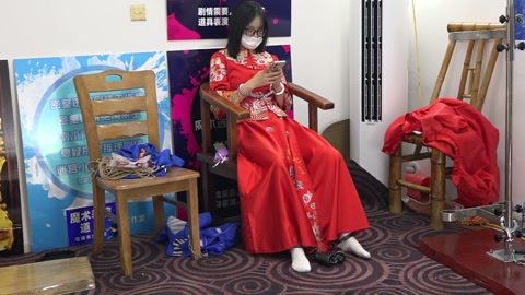 兰兰红色秀禾服，被捆绑鞭打招供，手铐脚镣，砝码脚镣 第9张