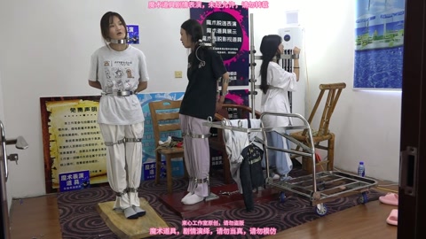 几个女大学生玩站立架，不同的站立架，也许体验感是不一样的，有的站立架能坚持的时间长一点，有的就比较难... 第9张
