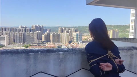 天台玩耍风太大，担心来人好害怕 第9张