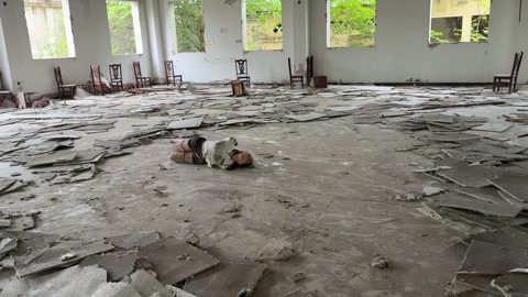 女j自救失败被抛尸荒野 第9张