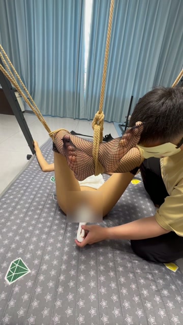 娇小柔弱女大跪吊TJ玩弄 口塞原味棉袜+震动B+手持阳具强高GC+TK+Sp 第9张