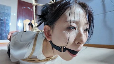 定拍白领魏灿驷马口球 魏灿先被日式、跪坐戴红色口球捆绑放置，双腿分别被折叠捆绑，累了后跪爬在地，鞋子... 第9张