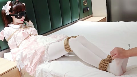 小云首次尝试lolita 站立挣扎+移动 床上被刺轮 第9张