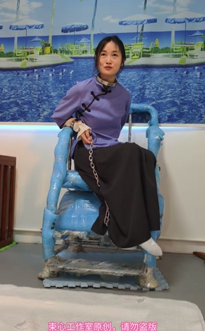 小月五四装，脖手脚连铐，喂鱼，家居简单生活剧情 第9张
