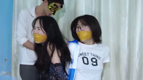 惨案现场可怜的母女两被歹徒入室双人捆绑在椅子上用刀伤害女儿威胁母亲！丝袜塞嘴胶带封嘴丝袜塑料袋套头层... 第9张