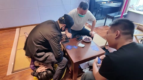打牌 模特灿灿，陈依依，捆绑状态之下对三位打牌者进行服务，端水果，充当凳子，当然还免不了参与牌局胜负... 第9张