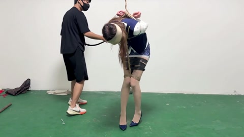 暴力虐打空姐-勒颈z息-踢踹鞭打 第9张