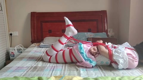 极限驷马自缚挣扎 最后欲求不满摸到震动棒自己玩 脱缚过程还差点翻车 第9张