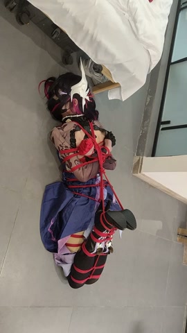 海瑟音cos捆绑，尝试只用一张凳子为支点驷马 第9张