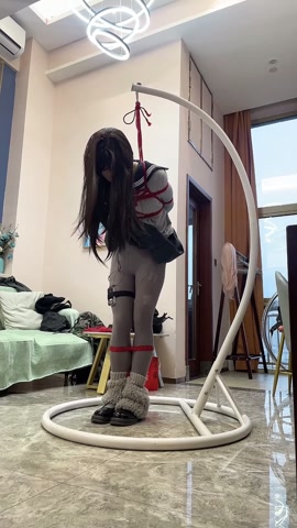 灰丝黑长直可爱学生装，强制罚站紧缚，同时被训练器和郊狼轮番轰炸 第9张