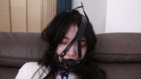 直播劫难（下集）女老板被助手胁迫继续直播 M字开腿展示各类堵嘴道具 最后被迷晕装箱 第9张