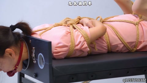 粉衣少女被高位悬挂吊缚，大口径口球堵嘴呻吟、口水直流，再被紧紧捆绑驷马TK调教 第9张