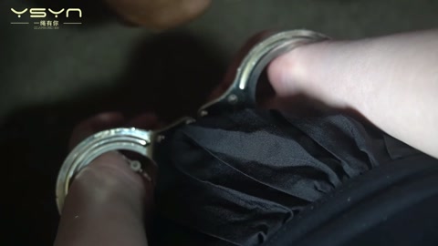 红罂粟（上集） 女毒枭青禾将禁品藏匿于屋内静候接头人前来取货不料被戴上板拷臂拷重脚镣电击片 第9张