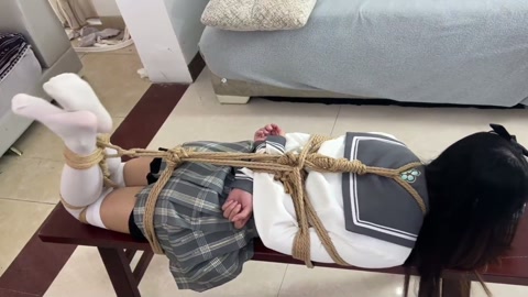 荷露 COS崩坏 流萤 误入活绳屋 自动紧缚绳陷阱抓住逃走再被抓回驷马绑凳子上危机四伏 第9张