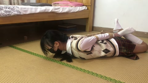 荷露超紧并肘直臂一根绳交叉腿驷马 挣脱测试 最后实在受不了一直求饶手都紫了 第9张