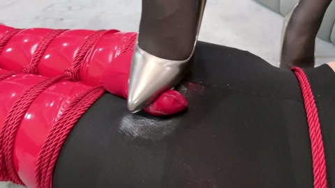 超级性感全身紧缚捆绑过膝漆皮红色大腿靴强迫榨汁逆天大长腿。超紧瘦腿袜+超紧过膝大腿靴+严厉捆绑，严密... 第9张