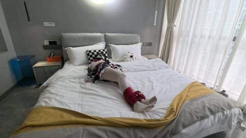 连体油光白丝JK双马尾，绳宠罐罐入体玩具放置挣扎，一边高C一边拼命挣扎，真空袋不留一丝空气，放任罐罐... 第9张