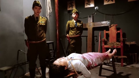 《喋血交通站》上集 女交通员在获取情报时被军统女特务抓获在刑房遭遇非人的酷刑折磨依旧坚贞不屈 第10张