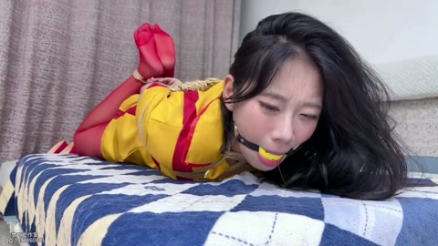 【破产姐妹】挣得多的冰柠造姐妹惦记报复 桌上驷马口球鼻钩 口水直流 第10张