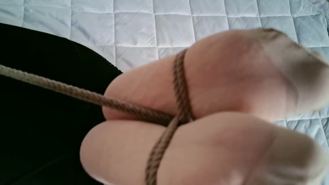 入室劫持捆绑丰满内衣女，黑胶带蒙眼封嘴五花大绑，手铐脚铐驷马紧缚挣扎 第10张