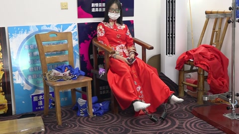 兰兰红色秀禾服，被捆绑鞭打招供，手铐脚镣，砝码脚镣 第10张