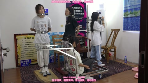 几个女大学生玩站立架，不同的站立架，也许体验感是不一样的，有的站立架能坚持的时间长一点，有的就比较难... 第10张