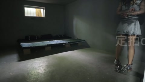 女犯白洁被链子吊拷，带金属脚镣，蛇缚在柱子上，最后让她铁链日式在牢房反思 第10张