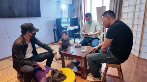 打牌 模特灿灿，陈依依，捆绑状态之下对三位打牌者进行服务，端水果，充当凳子，当然还免不了参与牌局胜负... 第10张