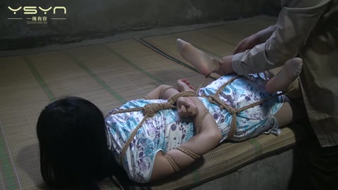 永不背叛  高个漂亮女孩驷马囚禁堵嘴蒙眼刑房老虎凳刮打挠玩脚心牢房又被驷马挣扎 第10张