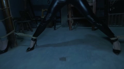 特工历险记（上集）三名女特工潜伏匪徒基地收集证据不料被匪徒抓获在地牢遭受折磨 第10张