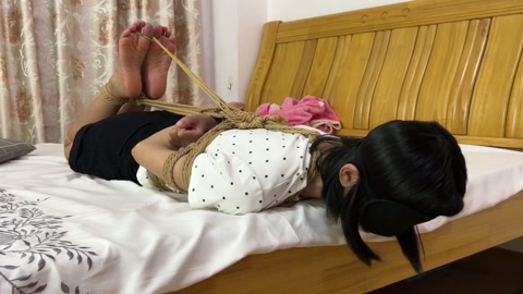红豆每日一绳 日式驷马 绑脚趾 各种挣扎无法挣脱 拎起脚丫玩 第10张
