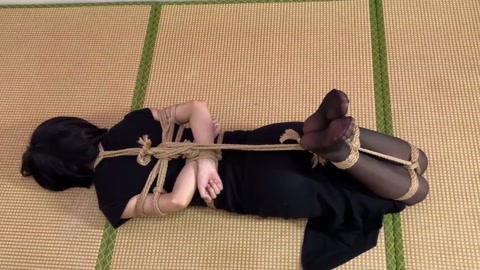 红豆黑丝女孩 绑起来罚跪 挣扎 驷马之后让她爬行做任务 第10张