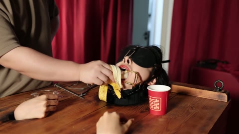 美女的嘴巴 “捕获一美女，关进木箱枷住脖子，露出头部，然后上道具 观赏。主要用了三种嘴巴刑具，强制喂... 第10张
