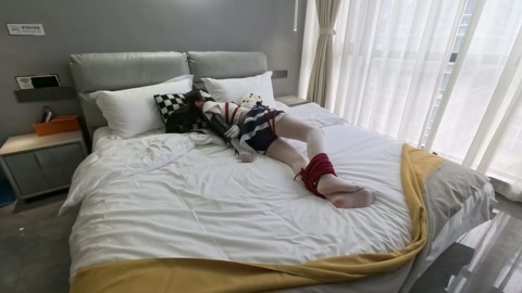连体油光白丝JK双马尾，绳宠罐罐入体玩具放置挣扎，一边高C一边拼命挣扎，真空袋不留一丝空气，放任罐罐... 第10张