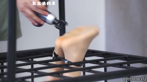 “大”字形态木板放置罚站，好利来女仆双腿发酸发抖，站立不稳，金属架强制拘束，再用各种道具挠痒痒，累到... 第11张
