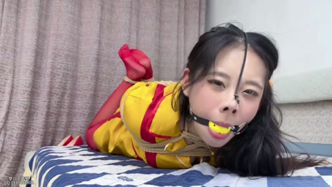 【破产姐妹】挣得多的冰柠造姐妹惦记报复 桌上驷马口球鼻钩 口水直流 第11张