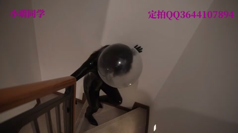 乳胶衣搜查官中陷阱，泡泡头稀缺氧气寻找钥匙，最终缺氧倒下 第11张