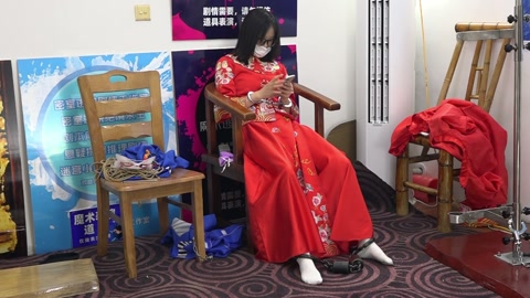 兰兰红色秀禾服，被捆绑鞭打招供，手铐脚镣，砝码脚镣 第11张